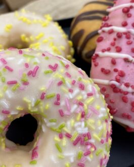 Donut chocolade+gekleurde hagelslag